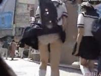 【盗撮】パンチラスポットで女子校生のスカートひらりでパンツを撮影